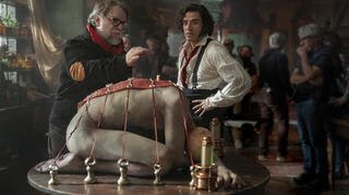 Dieses von Netflix veröffentlichte Bild zeigt Regisseur Guillermo del Toro (l.) und Oscar Isaac am Set von „Frankenstein“.