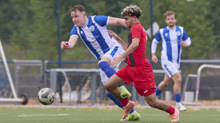 Heddesheims Fabian Geckle (links, gegen Weinheims Mohammad Biazid) steuerte beim 8:0 gegen Weinheim gleich vier Treffer bei.