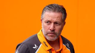 Auch beim McLaren-Boss Zak Brown werden die Sorgenfalten größer.