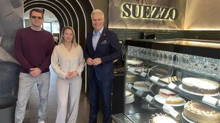 Inhaberin Mürüvvet Yikilmaz freut sich über den Besuch von Oberbürgermeister Matthias Steffan (r.) und Stadtmarketing-Geschäftsführer Oliver Engert.
