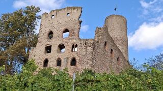 Die um 1235 fertiggestellte Strahlenburg hoch über Schriesheim.