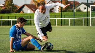 Der Bibliser Marcel Heiss (l.) trennt Hüttenfelds Ricardo Rodriguez Marin hart, aber fair vom Ball.