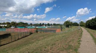 Das Bild zeigt die Tennisplätze der Spielvereinigung, dahinter liegt das Neckarstadion. Ein möglicher neuer Standort für den Tennisclub TCN könnte in diesem Gebiet liegen.