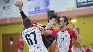 Harte Arbeit: TVL-Spieler Lukas Bach versucht sich hier gegen den Bensheimer Kim Fischer (li.) durchzusetzen.
