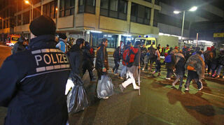 Das ehemalige Postgelände am Hauptbahnhof dient viele Monate als Drehscheibe für Flüchtlinge, die mit dem Zug aus Bayern hier in Mannheim ankommen, dann in Busse gebracht und in Südwestdeutschland verteilt werden.