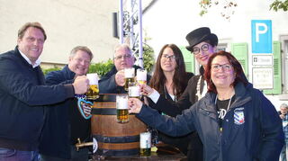 Ein Prost auf die Kerwe: vl. Boris Weirauch, Christian Sandner, Karsten Schüssler, Olita Steger, Irmi Benz und Kerstin Bäumer-Ampersberger.