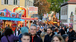 Enorm viel los war auf der Haupstraße vor Bühnen und an den Ständen der Geschäftsleute, Vereine und Schausteller.