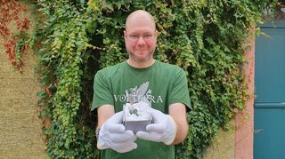 Der Archäologe Ruben Neidinger zeigt Reste eines Schmuckstücks, das auf Viernheimer Gemarkung gefunden wurde.