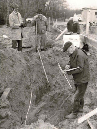 Erich Hauck (vorne) bei der Dokumentation eines merowingischen Grabes am Kapellenberg in Viernheim im Jahr 1972.