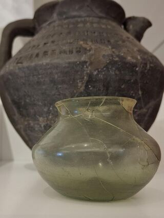 Zwei Gefäße, eines aus Ton (Röhrenausgusskanne) und eines aus Glas, wurden auf Viernheimer Gemarkung gefunden.