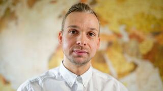 Der junge Mann arbeitet in einem Wissenschaftsverlag im Logistikbereich.