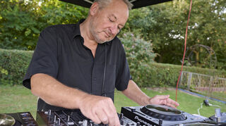 In der Bibliser Gaststätte am Bruchweiher hat Michael Hennes ein Heimspiel als DJ.