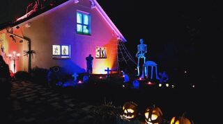 Bei Nacht erscheint das Halloweenhaus schaurig.