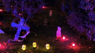 Ein Friedhof im Garten darf natürlich auch nicht fehlen.