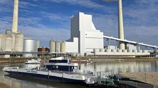 Die neue Rheinfähre Altrip-Mannheim ist am Sonntagnachmittag an ihrem Einsatzort in der Region angekommen. Den Betrieb nimmt sie aber mit Verspätung auf.