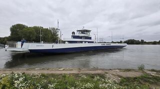 Die neue Rheinfähre vor ihrem Start auf die 250 Kilometer lange Reise von Mondorf bei Bonn in die Region.