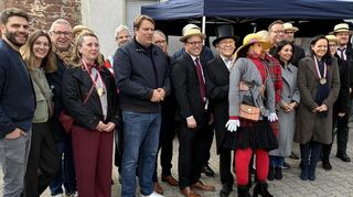 Die Kerweprominenz mit Bürgermeister Riehle (3.v.l.) unterstützt die Kerweschlumbl bei der Kerwe in Mannheim-Seckenheim.