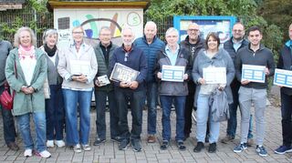 Ausschließlich strahlende Gesichter bei der Spendenübergabe durch die Mitarbeiter der Fahrradwerkstatt.