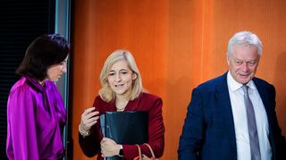 Gesundheitsministerin Nina Warken (CDU, mitte) brachte die Gesetzesänderung ins Kabinett ein.