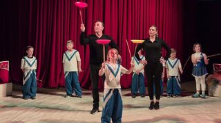 Stephan und Janina Riedesel vom „Projektcircus Riedesel“bei einem Auftritt mit Teller-Jonglage.