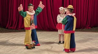 Wenn die Clowns gerade nicht umherpurzelten, versuchten sie, ein Huhn durch den Reifen springen zu lassen.
