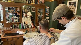 Lorenzo rasiert Jörg den Nacken aus. Bei dem Barbier in Viernheim sind alle per Du.