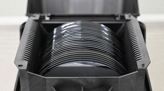 Zwischenprodukte der Halbleiterproduktion, sogenannte Wafer, liegen in einer Box. (Archivbild)