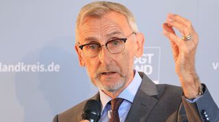 Sachsens Innenminister, Armin Schuster (CSU), sagt, die Umstellung auf Asylbewerberleistungen für neu angekommene ukrainische Flüchtlinge müsse jetzt schnell kommen. (Archivfoto)