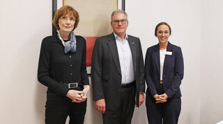 Dr. Ulrike Heesemann, Regionalleiterin, Dr. Frank Zils, Geschäftsführer der BBT-Gruppe und Julia Bergmann, stellv. kaufmännische Direktorin am Brüderklinikum Julia Lanz (v.l.).