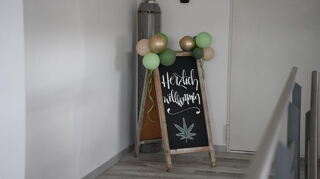 "Herzlich willkommen": Fast festlich geschmückt sind die Räumlichkeiten im Mannheimer Cannabis Social Club Grüne Liebe Rhein-Neckar.