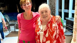Bewegt nach der Zermonie am Sonntag in Houston: Ingrid Wagner (v. l.) und Ruth Steinfeld (92) mit dem Bundesverdienstkreuz.