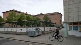 Dort, wo heute noch das Parkhaus Domgasse in Lampertheim steht (rechts im Bild), soll die Schillerschule einen Erweiterungsbau samt Turnhalle erhalten.