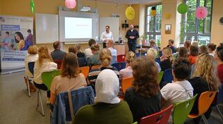Jörn Lorenz (stehend links) und Christopher Fett vom Beratungsbüro "Lernbauten" stellten der Schulgemeinde der Schillerschule Lampertheim die nächsten Schritte der Leistungsphase 0 vor.