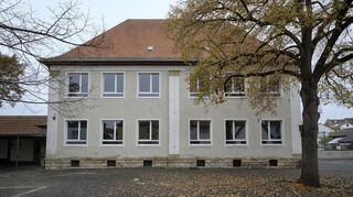 Die Alte Schule Hofheim geht in das Eigentum der Stadt Lampertheim über. Der Verwaltung wäre es am liebsten, ein Investor würde das Objekt übernehmen und entwickeln.