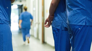 Pflegekräfte gelten als besonders von Burnout gefährdet. Für eine Studie sucht das Mannheimer ZI Frauen und Männer aus der Berufsgruppe, die in einem Krankenhaus arbeiten.