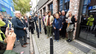 Hier hat sie gelebt, bis die Nazis sie verschleppten: Eva Boden geb. Herz (3. v.r.) mit ihrer Familie und Bürgermeister Thorsten Riehle (l.) vor R6,4.