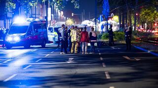 Einsatzkräfte versorgen mehrere Menschen nach einer Schießerei in Hannover.