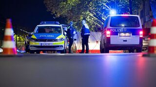 Zahlreiche Einsatzkräfte sind am Tatort.