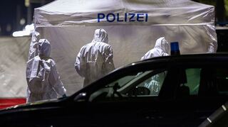 Die Polizei sichert am Tatort Spuren.