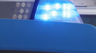 Das blinkende Blaulicht an einem Dienstauto der Polizei.