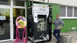 Chocami-Gründerin Isabelle Wagner präsentiert Schwetzingens ersten Eisautomat. Hier sollen auch Keksteig und Brot einziehen.