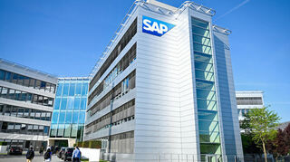 Ein Logo des Softwarekonzerns SAP ist am Hauptgebäude des Softwarekonzerns zu sehen.