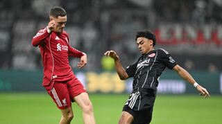 Spielte sich selbst aus und Eintracht Frankfurt um Nathaniel Brown (r) noch tiefer in die Krise: Liverpools Florian Wirtz (l).