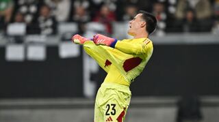 Frankfurts Torwart Michael Zetterer ärgerte sich über die vielen Gegentore gegen den FC Liverpool.