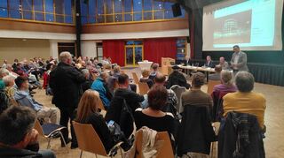 Knapp 100 Interessierte verfolgen die Bürgerversammlung im Bürgerhaus und diskutieren über die Nibelungenstraße.