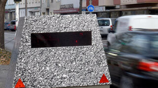 Ein mobiler Blitzer mit schwarz-weißem Design in Mannheim.
