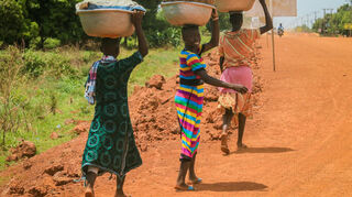 Ein Job bringt Sicherheit – und das ist für Menschen in Afrika wichtig. Geld aus Spenden, die morgen vielleicht schon nicht mehr getätigt werden, schafft nur Abhängigkeit.