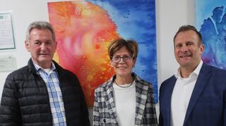 Der Künstler Bernd Gerstner (v.l.), hier mit Kollegen Freia Lerchenmüller und Achim Weitz.
