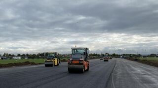 Langsam, aber stetig planieren am City Airport Mannheim die Walzen den Asphalt auf der Landebahn, die komplett erneuert wird.