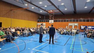 Gut gefüllte Arena in der Schriesheimer Mehrzweckhalle: Bürgermeister Christoph Oeldorf (l.) mit Moderator Jakob Lenz.